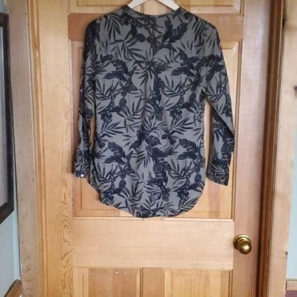 Old Navy Graphic Jungle Leaves V-neck Buttoned LS Army Green Sz. S Tunic Blouse - Picture 2 of 7